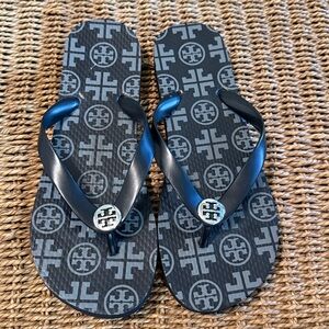 New nwot Tory Burch New Traveler black silver Flip Flops 7